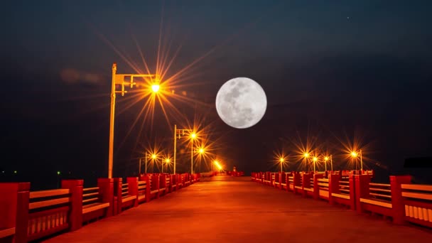 桥上的灯光和满月在黑夜的黑暗天空中快速升起 泰国普拉丘普湾 — 图库视频影像