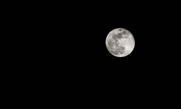 Fullmånen på himlen på natten är svart. — Stockfoto