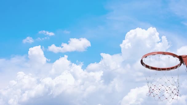 Basket Hoops Och Nät Skakar Bollen Tappade Bakgrunden Himmel Med — Stockvideo