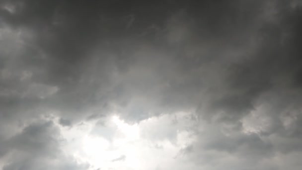 Schwarze Regenwolken Ziehen Rasch Über Den Himmel — Stockvideo