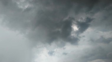 Gökyüzünde hızla hareket eden kara yağmur bulutları.