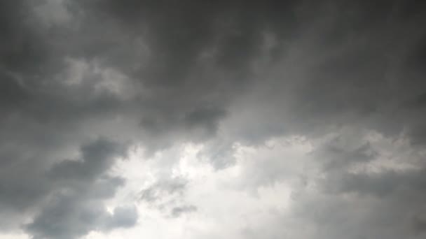 Schwarze Regenwolken Ziehen Rasch Über Den Himmel — Stockvideo