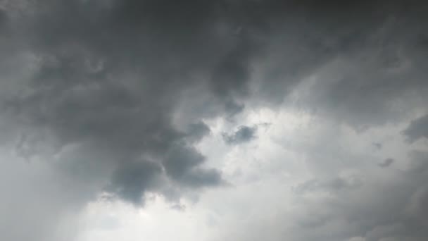 Schwarze Regenwolken Ziehen Rasch Über Den Himmel — Stockvideo