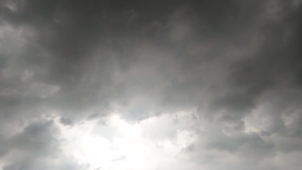 Schwarze Regenwolken Ziehen Rasch Über Den Himmel — Stockvideo