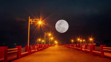 Köprüdeki ışıklar ve dolunay Gece karanlık gökyüzünde Prachuap Körfezi'nde hızlı hareket , Tayland.
