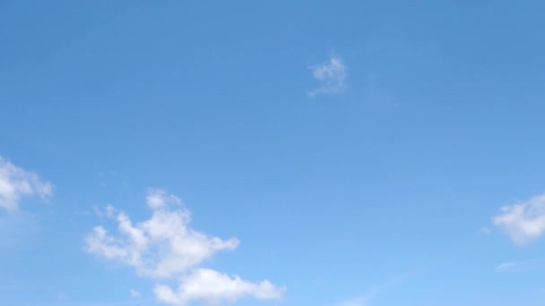 Облака Быстро Движутся Небе Дневное Время Ярко — стоковое видео