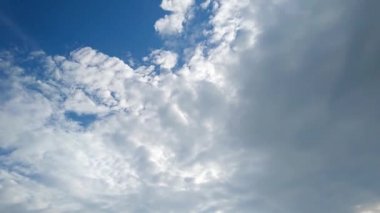 Yağmur bulutları gökyüzünü kaplayacak şekilde hızla hareket ediyor.