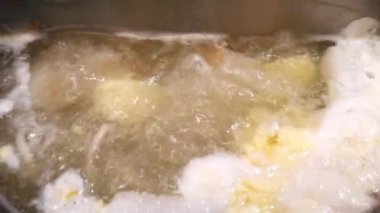 Çorba kalamar ve karides ile bir tencerede kaynatılıyor.