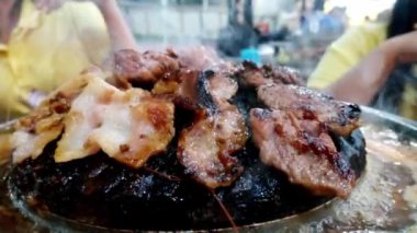 Isı ve duman bir sürü kaynar çorba yanan bir tavada Izgara domuz eti.