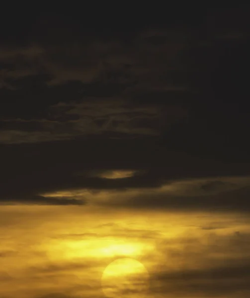 Das goldene Licht der Sonne und Wolken am Himmel. — Stockfoto