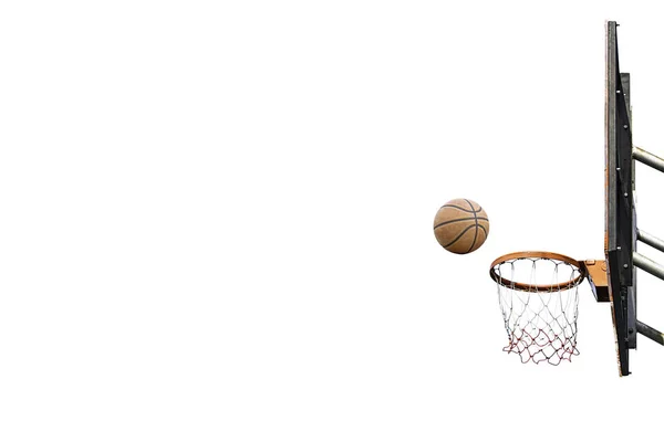 Geïsoleerd basketbal leer met de oude en basketbal hoepel op een witte achtergrond met uitknippad. — Stockfoto