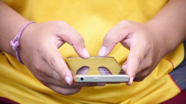 Vingers Zijn Texting Mobiele Telefoons Handen Van Mens — Stockvideo