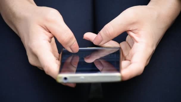 Vingers Zijn Texting Mobiele Telefoons Handen Van Vrouwen — Stockvideo