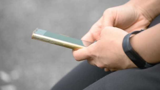 Dedos Estão Enviando Mensagens Telefones Celulares Nas Mãos Das Mulheres — Vídeo de Stock