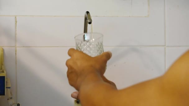 Eau Potable Filtre Eau Écoule Dans Verre Main — Video