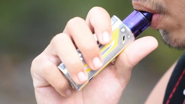 Rook Uit Mond Man Elektronische Sigaret Hand — Stockvideo