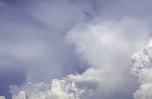 Keindahan langit dengan awan dan matahari di musim panas . — Stok Foto