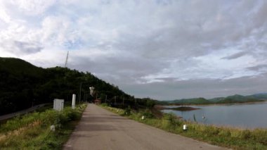 Güneş ve bulutlar yansıması gökyüzü arka plan dağ ve su Phetchaburi Kaeng Krachan Barajı, Tayland hızlı hareket.