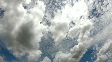 Bulutlar gökyüzünde gündüz parlak hızlı hareket ediyor.