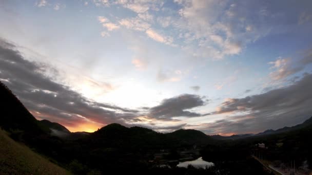 Reflejo Del Sol Las Nubes Mueven Rápidamente Cielo Montaña Fondo — Vídeos de Stock