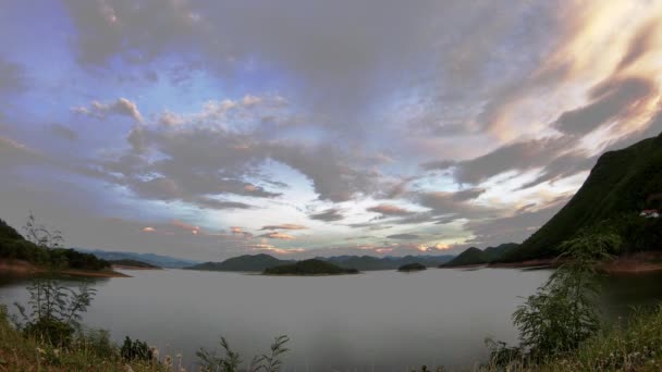 太阳和云的倒影在泰国弗克武里的凯恩克拉昌大坝的天空中快速移动背景山和水 — 图库视频影像