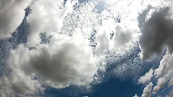 Bulutlar Gökyüzünde Gündüz Parlak Hızlı Hareket Ediyor — Stok video