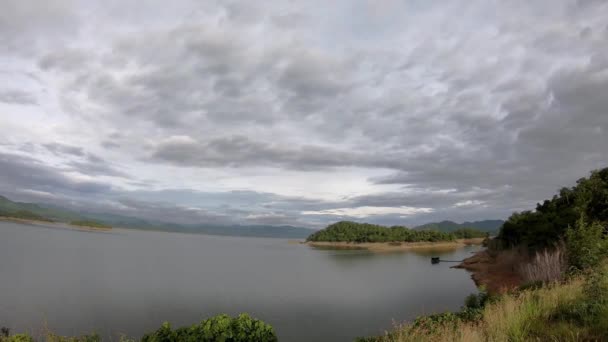 Відображення Сонця Хмари Рухатися Швидко Небо Фон Гори Води Kaeng — стокове відео