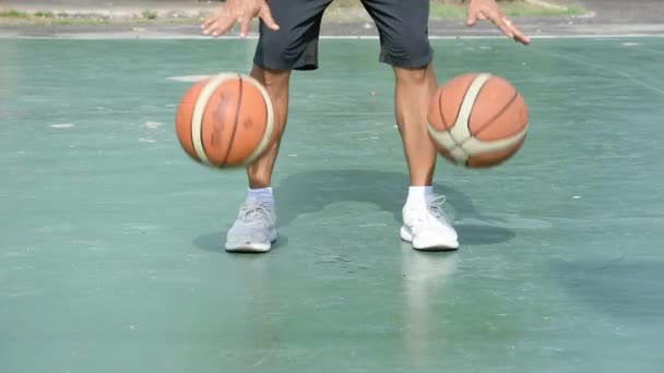 Handen Van Een Man Kloppen Basketbal Een Groene Achtergrond Met — Stockvideo