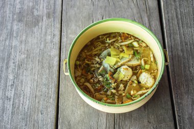 Baharatlı erişte çorbası Pinto 'yu tahtaya koydu..