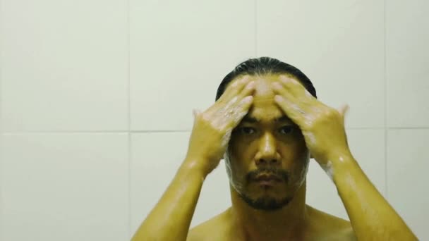 Die Gesichter Asiatischer Männer Badezimmer Mit Seife Reinigen — Stockvideo