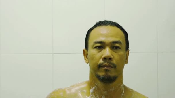 バスルーム内の石鹸できれいにアジアの男性の前 — ストック動画
