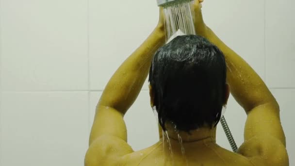 Die Rückseite Der Asiatischen Mennasses Wasser Aus Der Dusche Der — Stockvideo