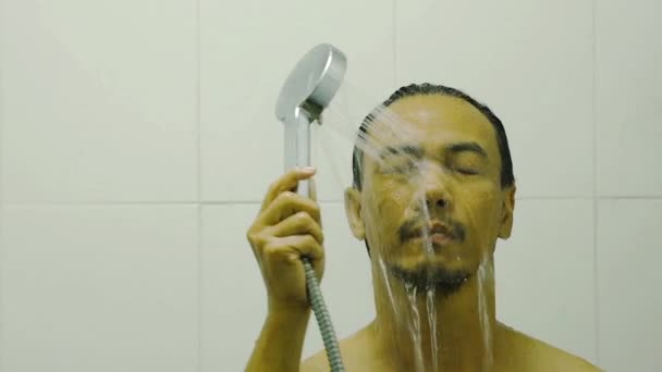 Die Vordergesichter Asiatischer Männer Nass Wasser Aus Der Dusche Der — Stockvideo