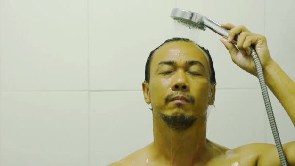 Vordergesichter Asiatischer Männer Nasses Wasser Aus Der Dusche Und Haarewaschen — Stockvideo