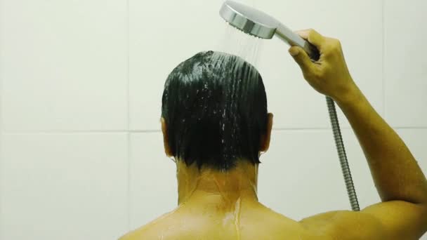 Hátsó Ázsiai Férfi Nedves Víz Zuhany Kézben Fürdőszobában — Stock videók