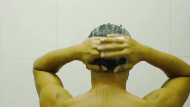 Achterkant Van Aziatische Mannen Schoon Haar Met Shampoo Badkamer — Stockvideo
