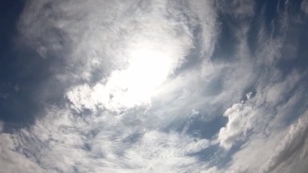 时间的流逝太阳和云彩在天空中的反射速度很快 — 图库视频影像
