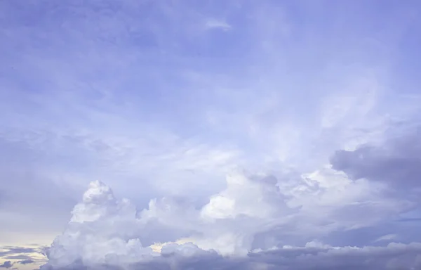 La bellezza del cielo con le nuvole e il sole. — Foto Stock