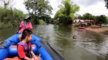 Şişme tekne turistler ve nehir su üzerinde yüzen bir hayat ceket giyiyor Phetchaburi içinde Kaeng Krachan Barajı akışı Tayland. 10 Haziran 2019