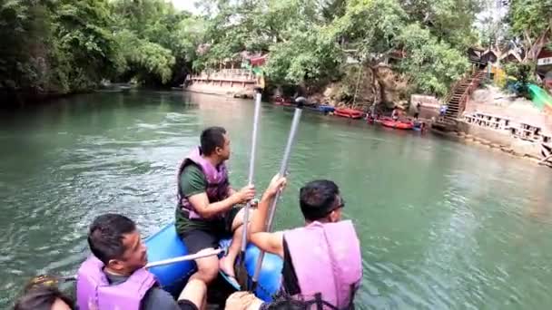 Turistas Barco Inflável Flutuando Água Rio Fluxo Kaeng Krachan Dam — Vídeo de Stock