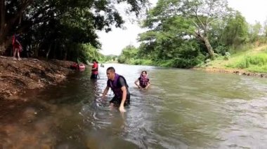 Turist nehir su üzerinde yüzen bir hayat ceketi giymiş Tayland Phetchaburi Kaeng Krachan Barajı akışı. 10 Haziran 2019