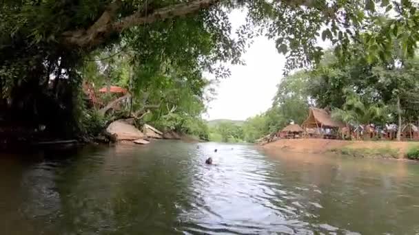 Touriste Portant Gilet Sauvetage Flottant Sur Eau Dans Rivière Débit — Video