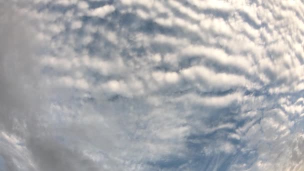Рух Сповільненої Зйомки Відображення Сонця Хмари Швидко Рухаються Небі Вранці — стокове відео