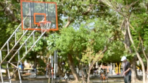 Розмите Зображення Літніх Чоловіків Які Тримають Баскетбол Руці Стрибають Киньте — стокове відео