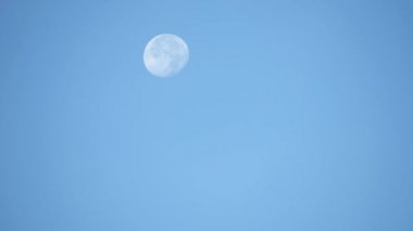 Zaman atlamalı hareket Kraterler Dolunay Yüzeyinde Sabah hızlı hareket parlak bir gökyüzü ve bulut hızlı hareket.