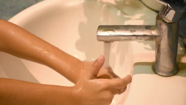 手孩子用从水龙头流出的水清洁 — 图库视频影像