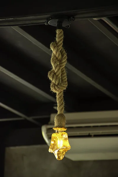 黄色灯泡 用绳子悬挂的星星形. — 图库照片