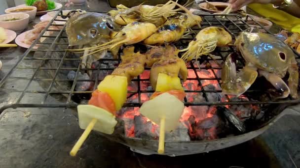 Garnalen Krab Bbq Kip Met Groenten Grill Houtskoolvuur — Stockvideo