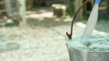 Musluktan su akar paslanmaz çelik bir tanktan aşağı akar ve taşma toprağa akar.