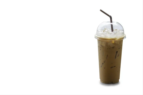 Café helado en un vaso de plástico sobre un fondo blanco con camino de recorte . — Foto de Stock